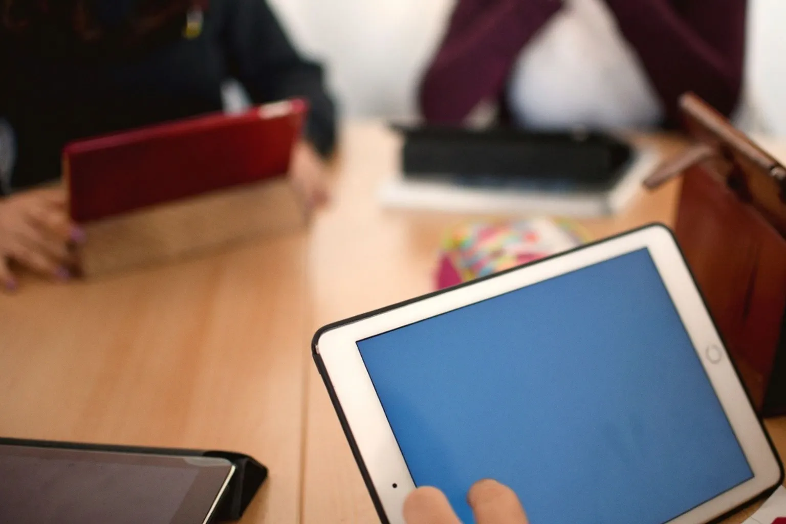 KI im Klassenzimmer: Zwischen norwegischem Verbot und deutschem AIS-Rollout