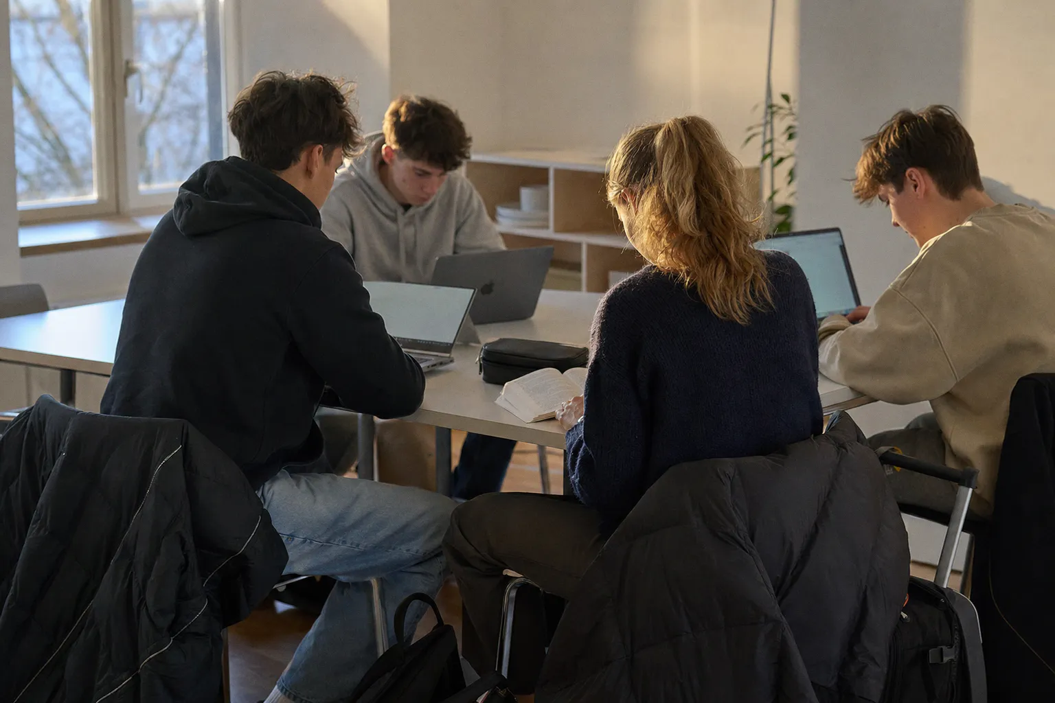 Warum jeder dritte Schüler KI für kompetenter als Lehrkräfte hält